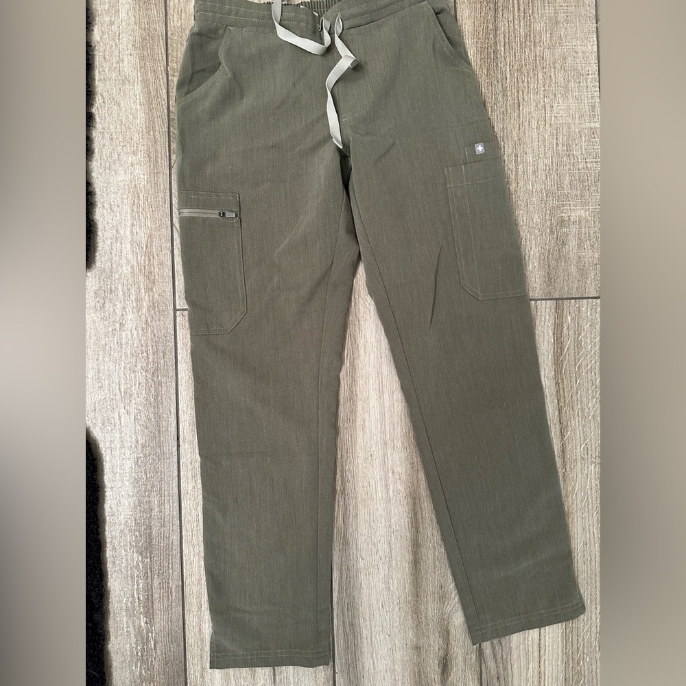 XS petite Figs olive green scrub pants Yola